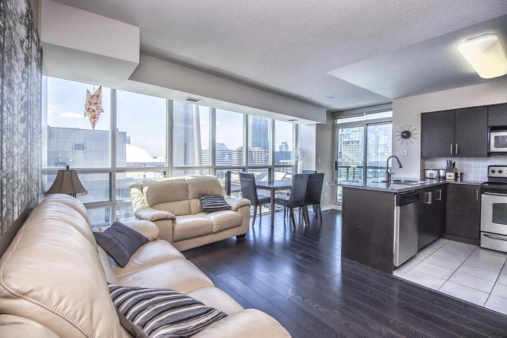 Napa Furnished Suites At Cn Tower & Maple Leaf Square Торонто Номер фото
