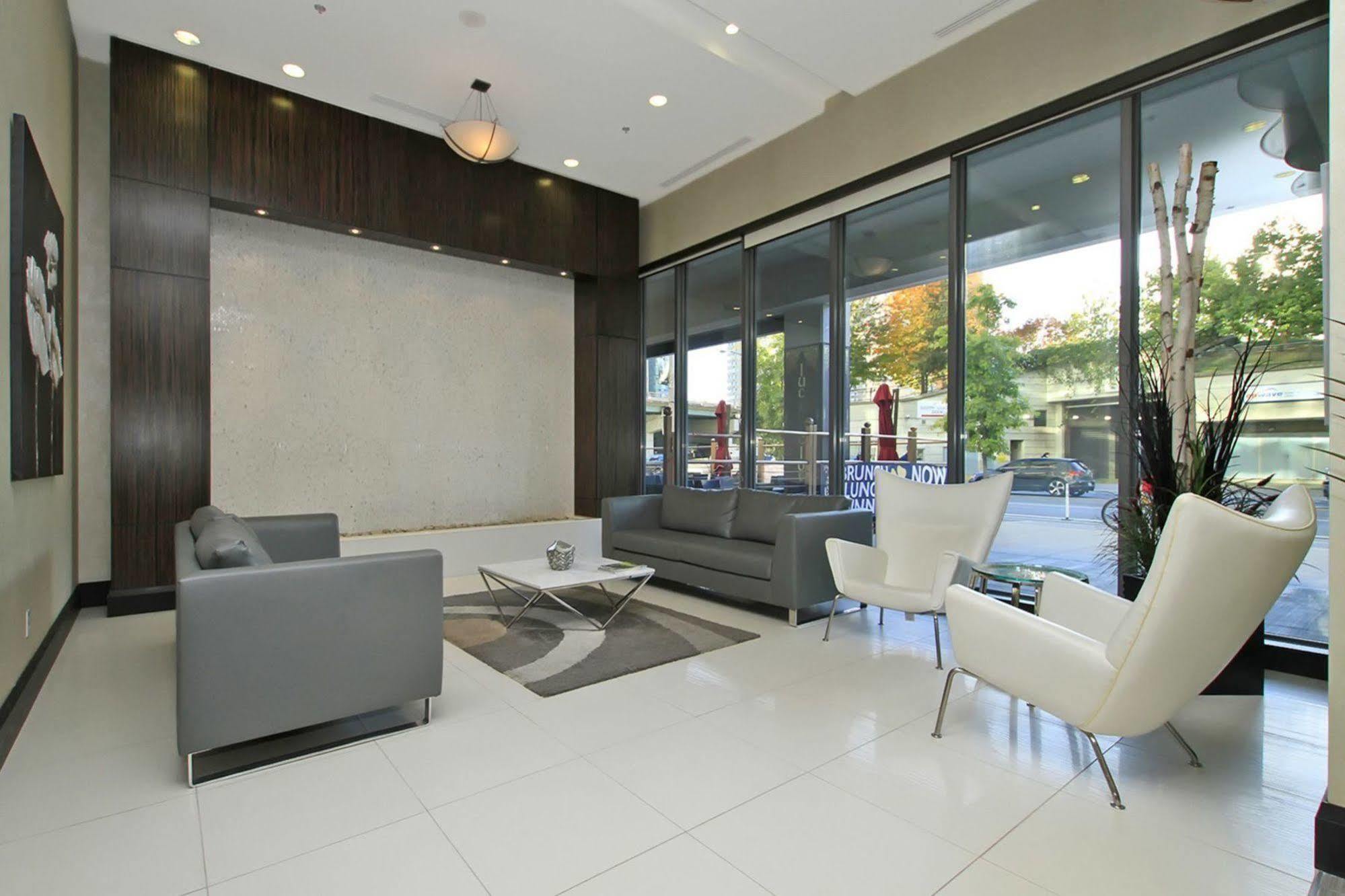 Napa Furnished Suites At Cn Tower & Maple Leaf Square Торонто Экстерьер фото